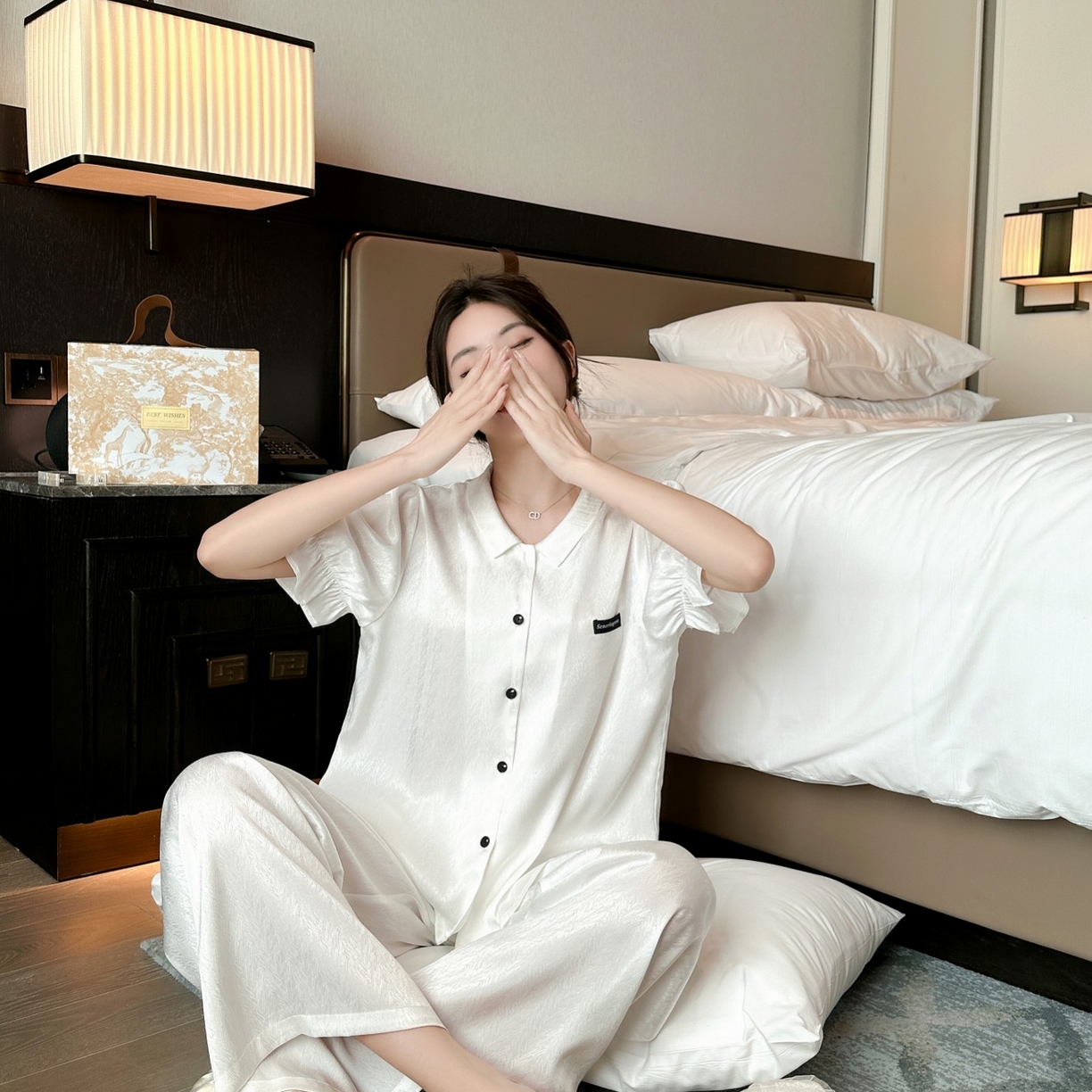 91家纺网 家纺一手货源 找家纺 妍景家居生活馆 2025新款冰雪丝字母翻领短袖长裤 白色