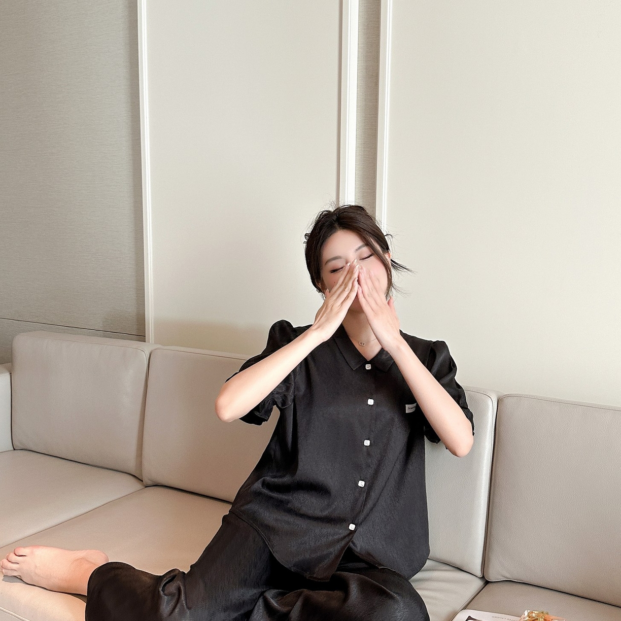 91家纺网 家纺一手货源 找家纺 妍景家居生活馆 2025新款冰雪丝字母翻领短袖长裤 黑色