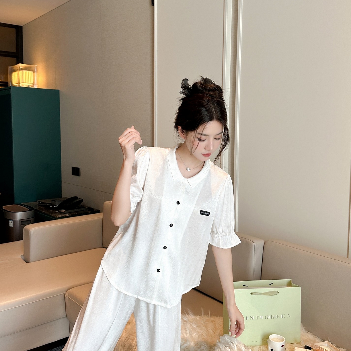 91家纺网 家纺一手货源 找家纺 妍景家居生活馆 2025新款冰雪丝字母翻领短袖长裤 白色