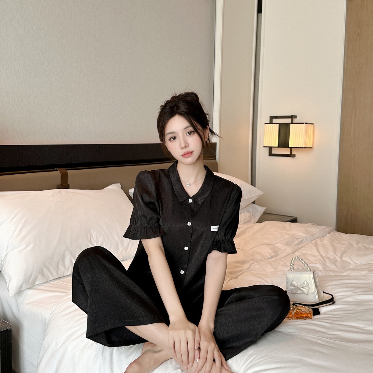 91家纺网 家纺一手货源 找家纺 妍景家居生活馆 2025新款冰雪丝字母翻领短袖长裤 黑色