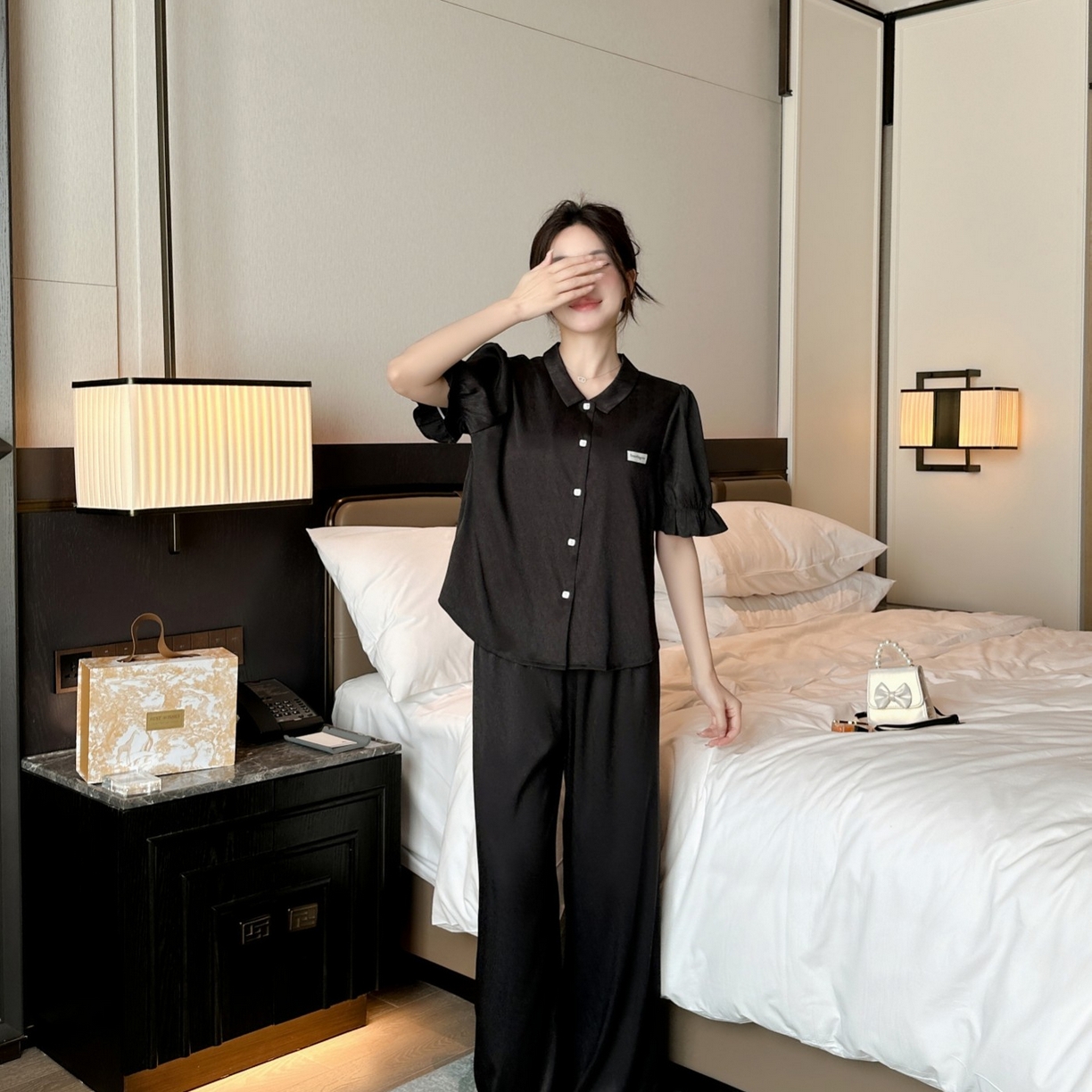 91家纺网 家纺一手货源 找家纺 妍景家居生活馆 2025新款冰雪丝字母翻领短袖长裤 黑色