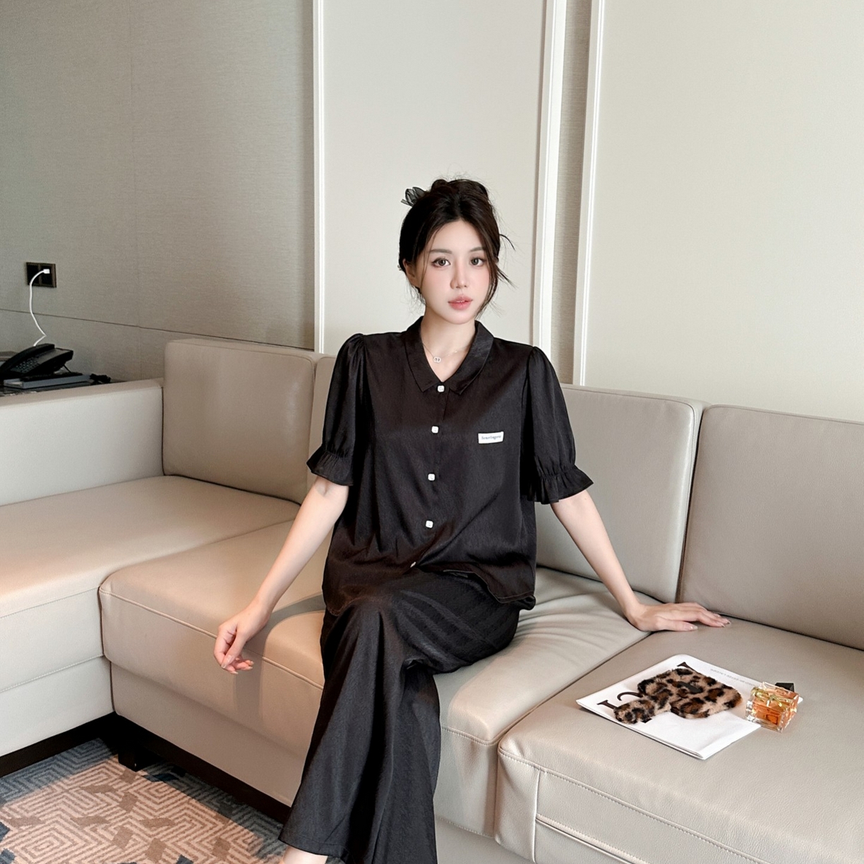 91家纺网 家纺一手货源 找家纺 妍景家居生活馆 2025新款冰雪丝字母翻领短袖长裤 黑色