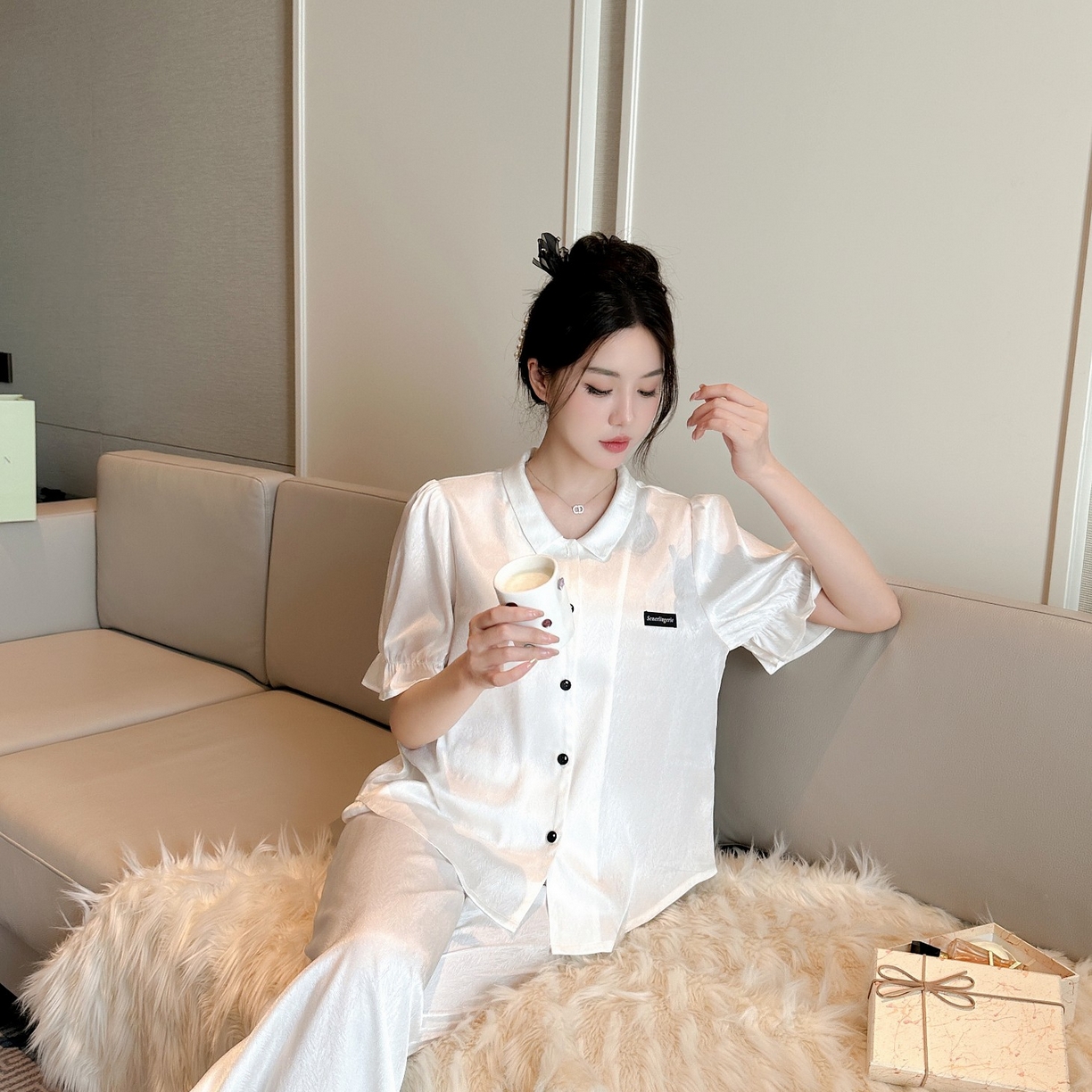 91家纺网 家纺一手货源 找家纺 妍景家居生活馆 2025新款冰雪丝字母翻领短袖长裤 白色