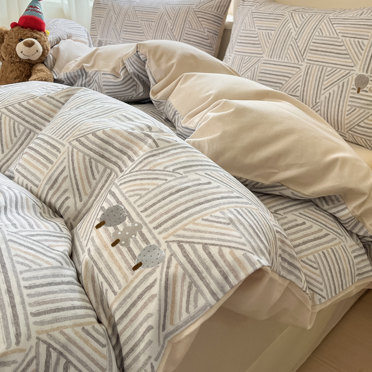 91家纺网 家纺一手货源 找家纺 西引力 2025新款纯棉磨毛数码印花单品四件套 平行线