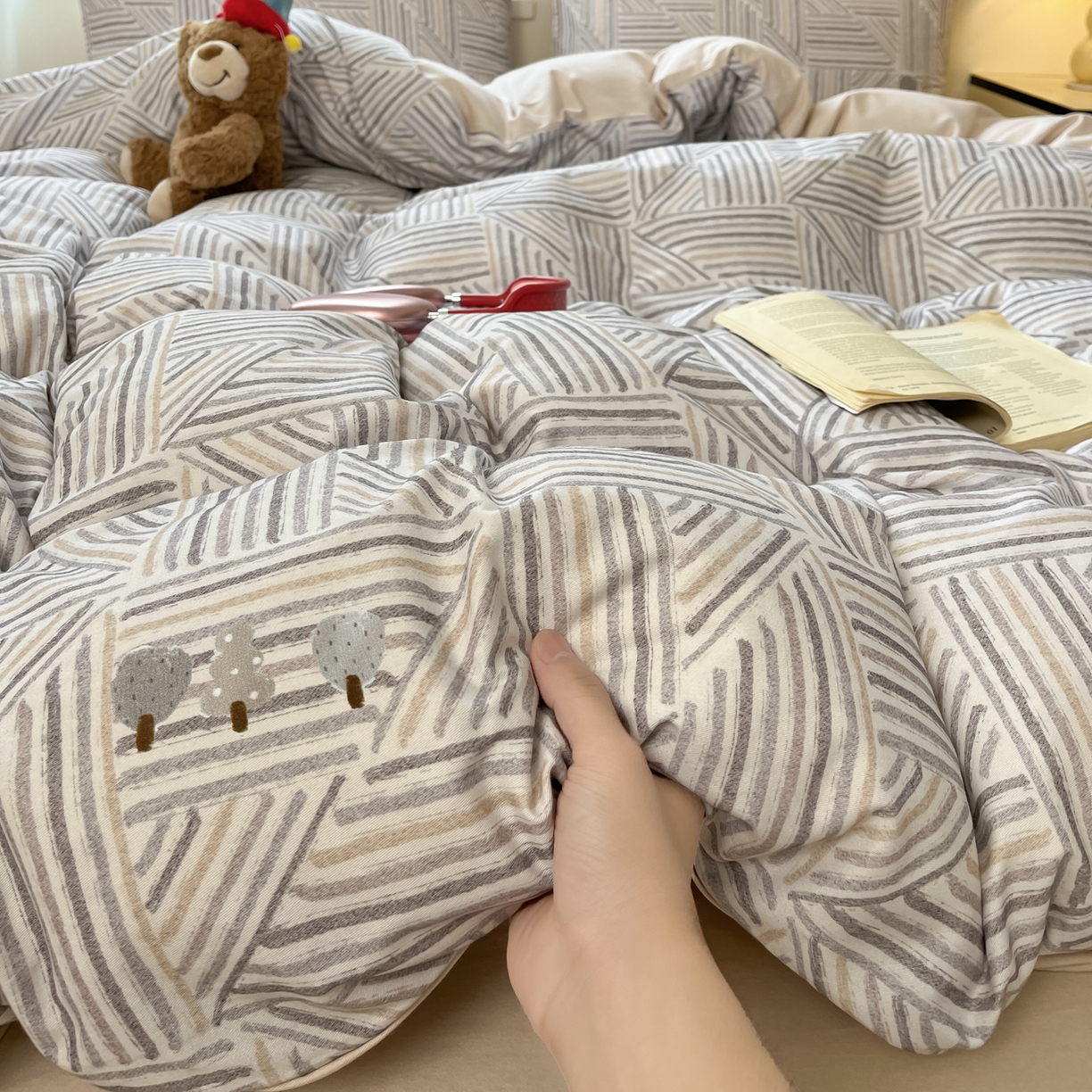 91家纺网 家纺一手货源 找家纺 西引力 2025新款纯棉磨毛数码印花单品四件套 平行线