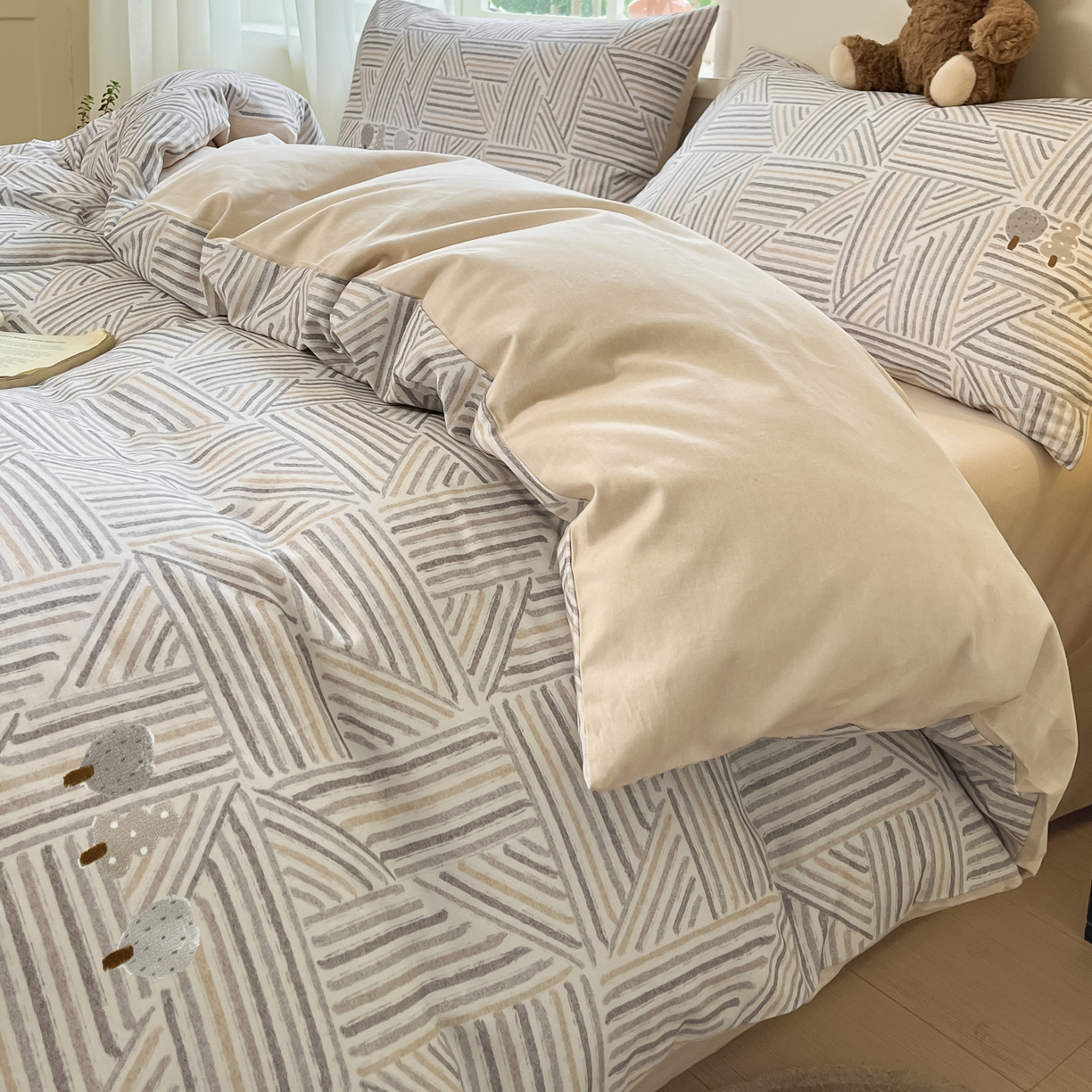 91家纺网 家纺一手货源 找家纺 西引力 2025新款纯棉磨毛数码印花单品四件套 平行线