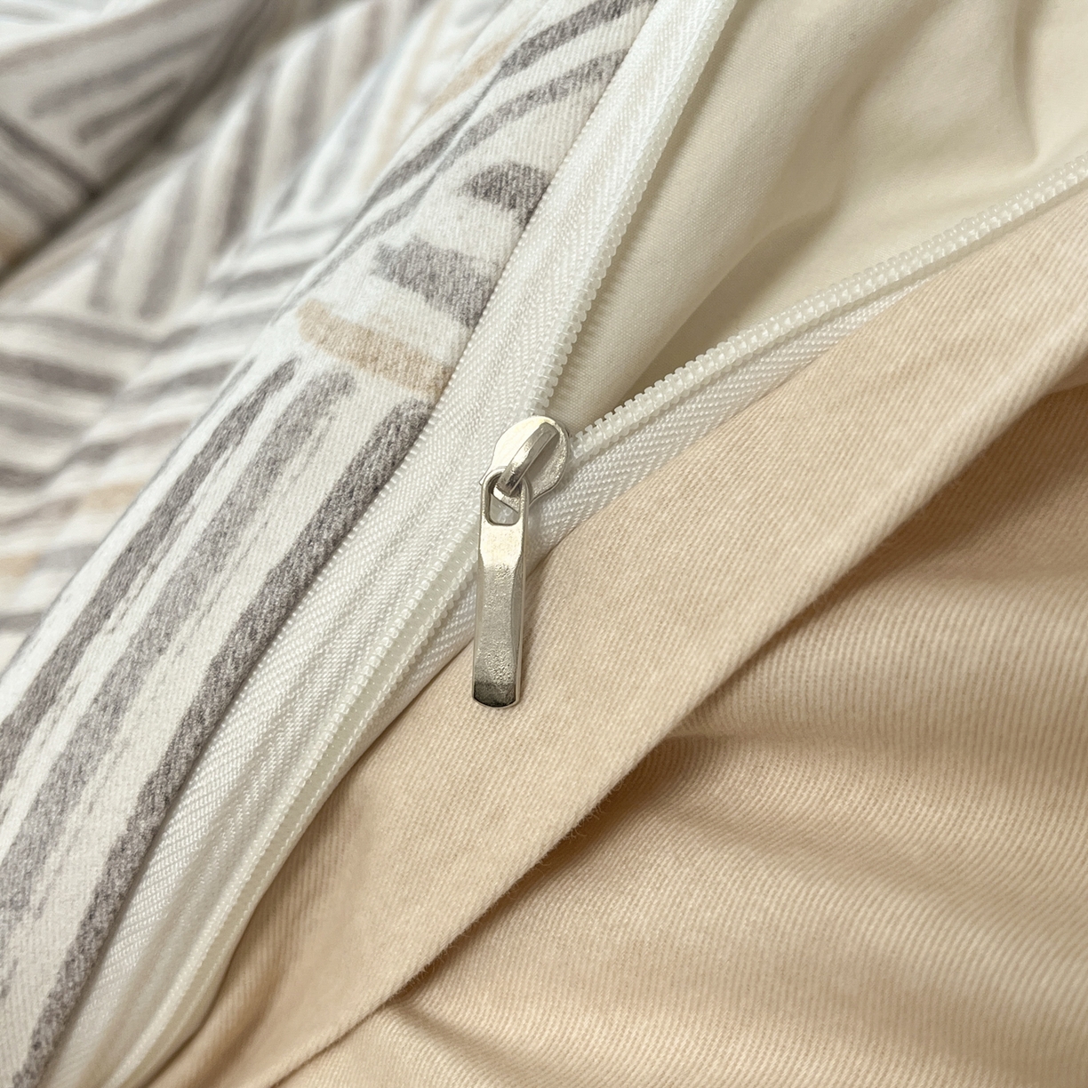 91家纺网 家纺一手货源 找家纺 西引力 2025新款纯棉磨毛数码印花单品四件套 平行线