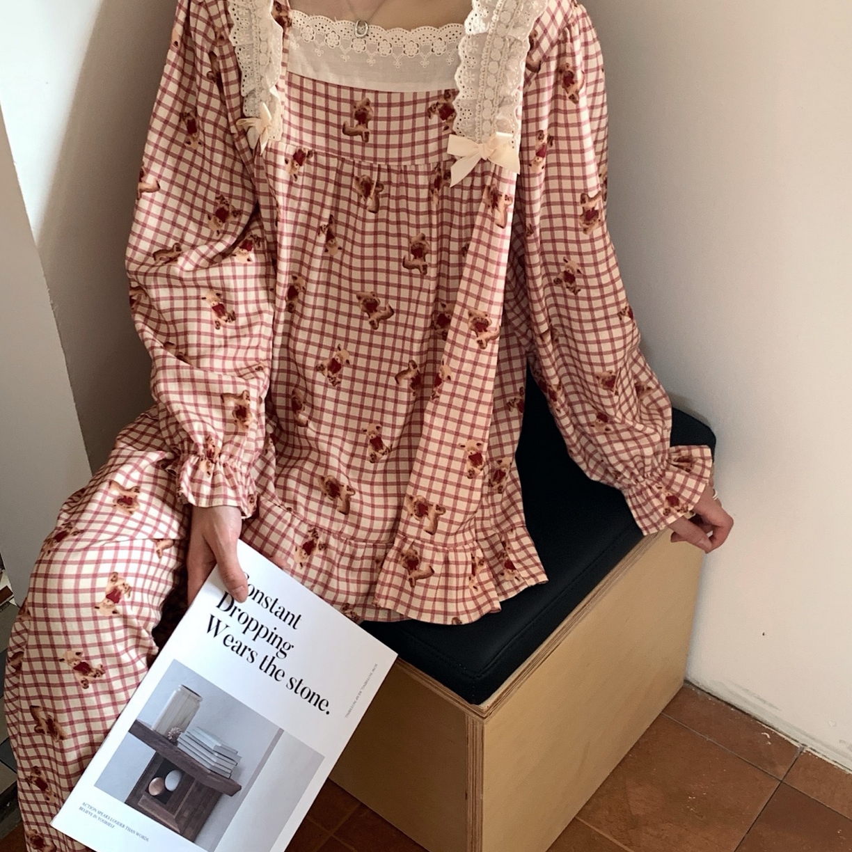 91家纺网 家纺一手货源 找家纺 妍景家居生活馆 2025新款荷叶边印花小熊 红色