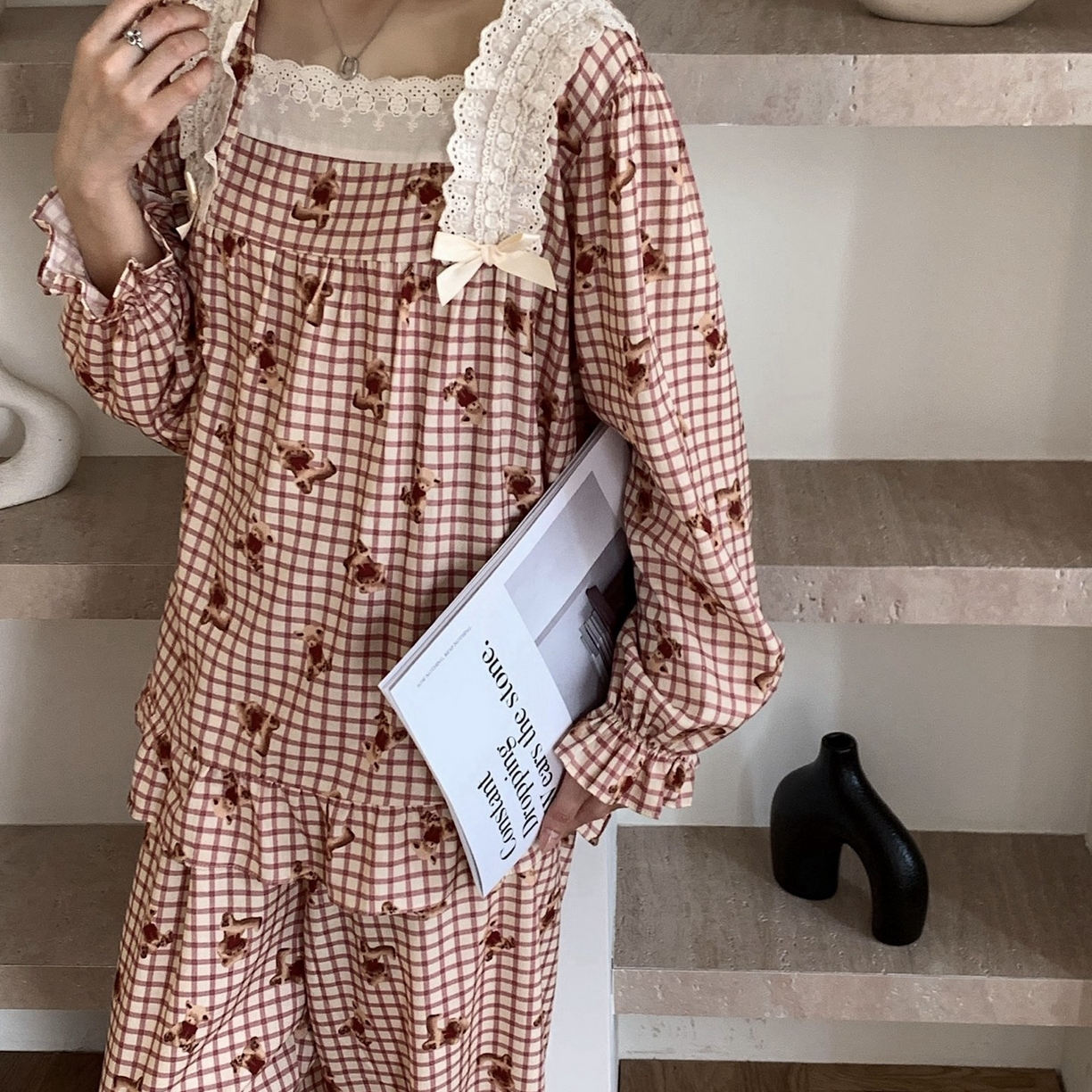 91家纺网 家纺一手货源 找家纺 妍景家居生活馆 2025新款荷叶边印花小熊 红色