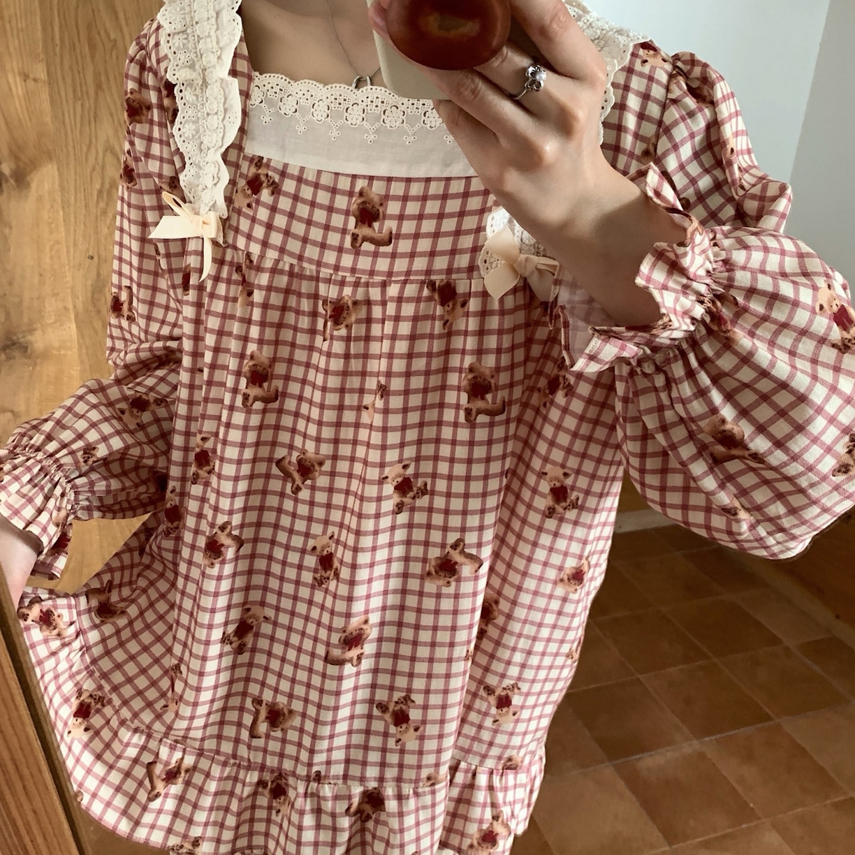 91家纺网 家纺一手货源 找家纺 妍景家居生活馆 2025新款荷叶边印花小熊 红色