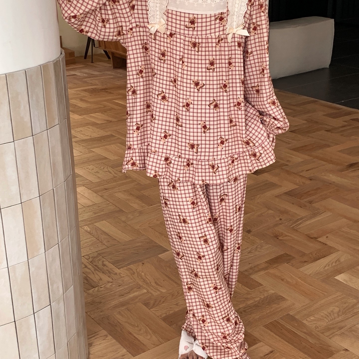 91家纺网 家纺一手货源 找家纺 妍景家居生活馆 2025新款荷叶边印花小熊 红色