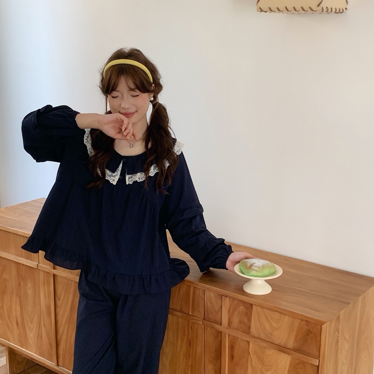 91家纺网 家纺一手货源 找家纺 妍景家居生活馆 2025新款木耳边蕾丝圆领套装 藏蓝色