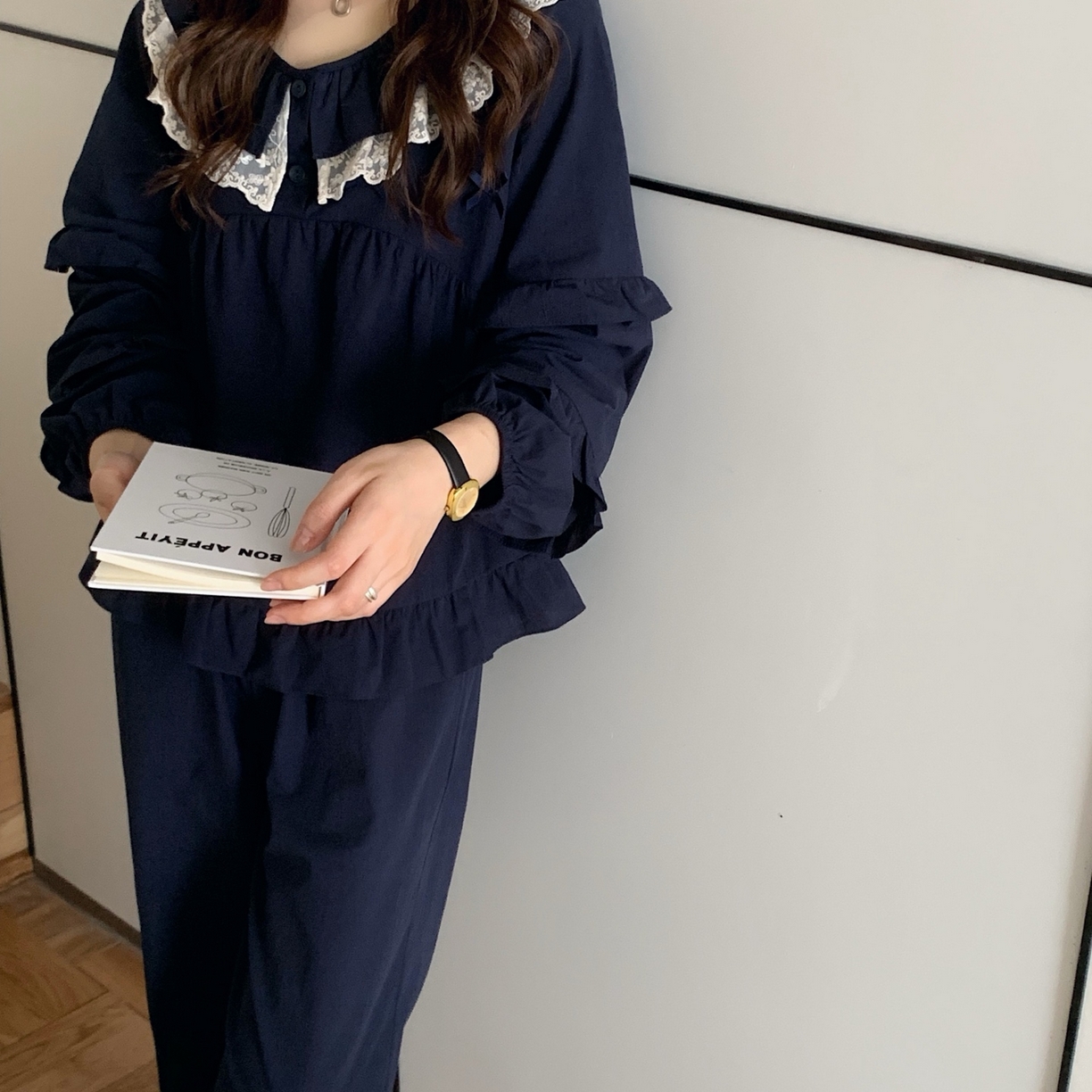 91家纺网 家纺一手货源 找家纺 妍景家居生活馆 2025新款木耳边蕾丝圆领套装 藏蓝色