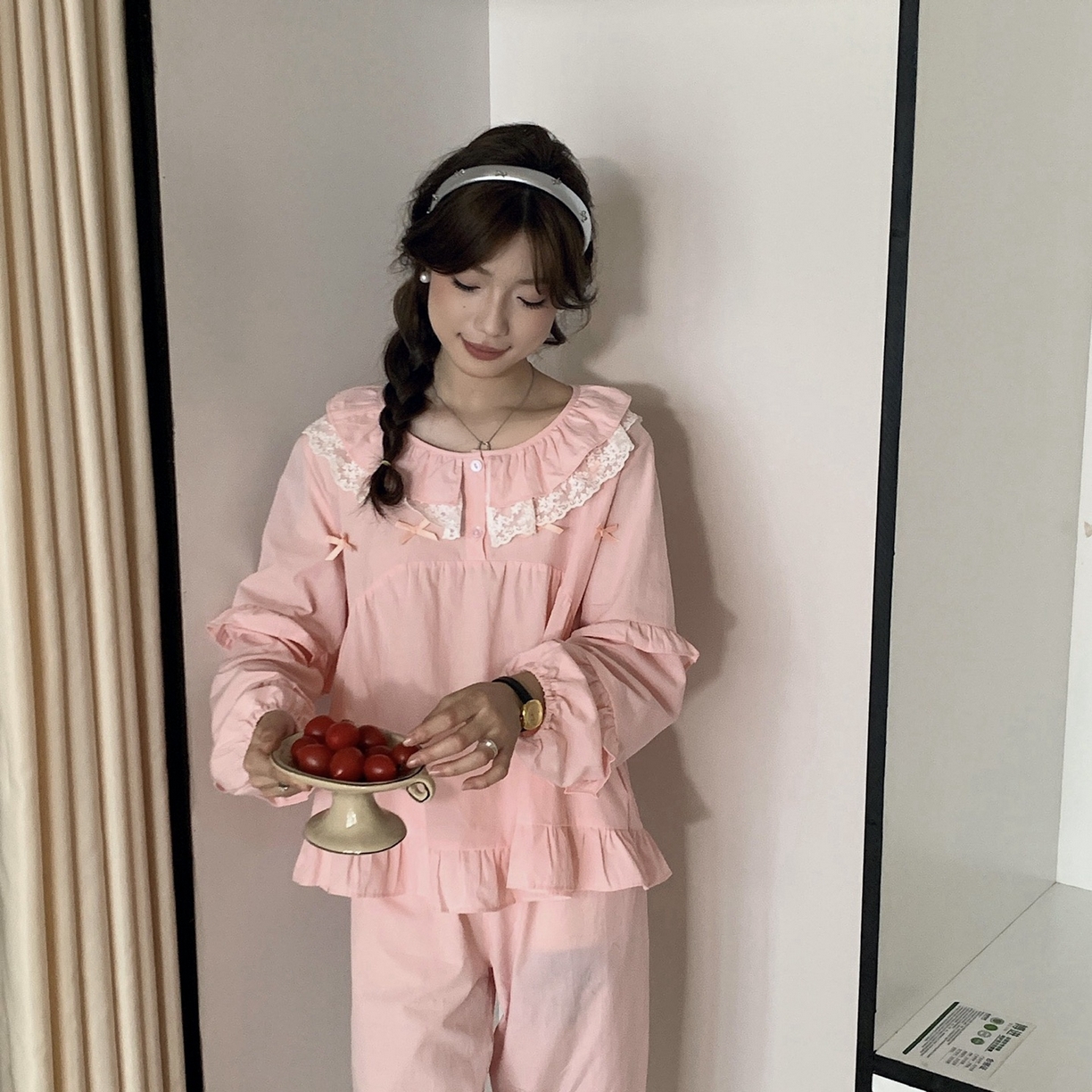 91家纺网 家纺一手货源 找家纺 妍景家居生活馆 2025新款木耳边蕾丝圆领套装 粉色