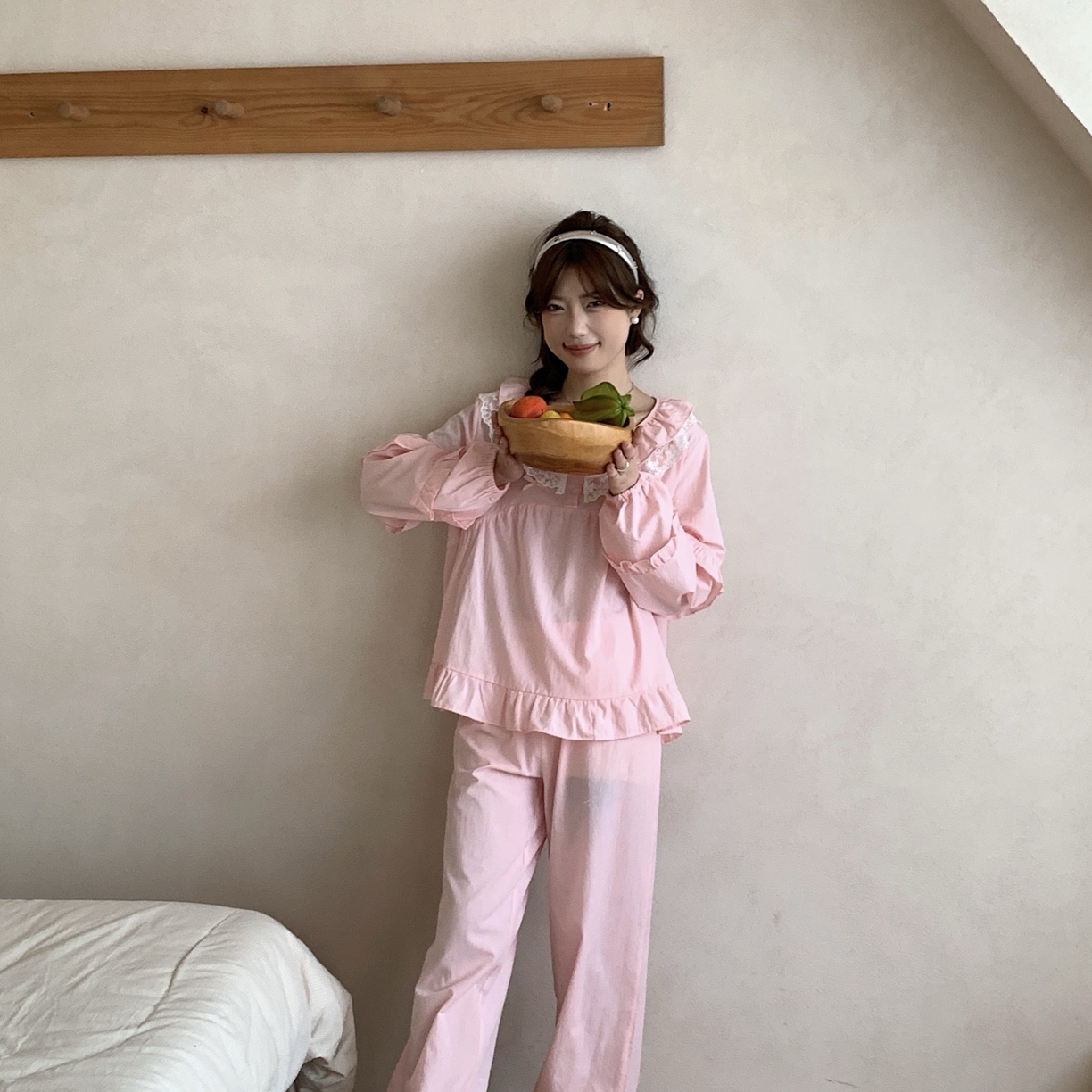 91家纺网 家纺一手货源 找家纺 妍景家居生活馆 2025新款木耳边蕾丝圆领套装 粉色