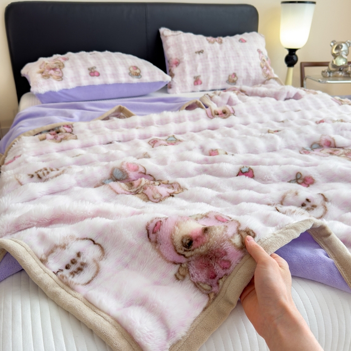 91家纺网 家纺一手货源 找家纺 摩妮卡 2025新款热款直播600克大泡泡兔毛复合毛毯牛奶绒 小乖乖