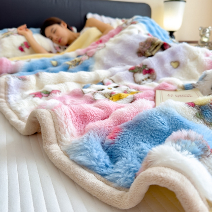 91家纺网 家纺一手货源 找家纺 摩妮卡 2025新款热款直播600克大泡泡兔毛复合毛毯牛奶绒 爱吃猫猫