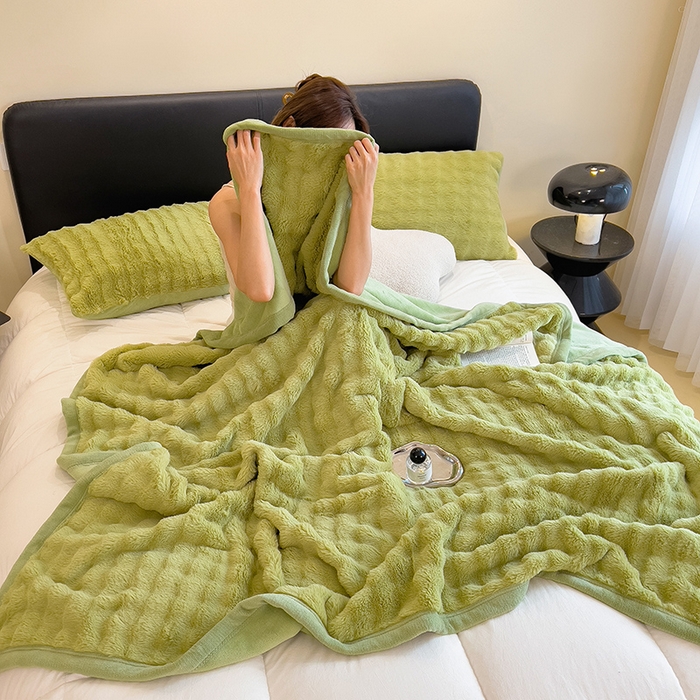 91家纺网 家纺一手货源 找家纺 摩妮卡 2025新款热款直播600克大泡泡兔毛复合毛毯牛奶绒 纯色奶绿