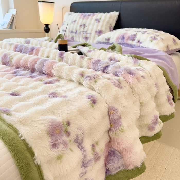 91家纺网 家纺一手货源 找家纺 摩妮卡 2025新款热款直播600克大泡泡兔毛复合毛毯牛奶绒 花园蝴蝶