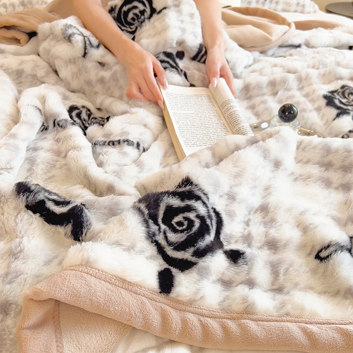 91家纺网 家纺一手货源 找家纺 摩妮卡 2025新款热款直播600克大泡泡兔毛复合毛毯牛奶绒 黑色玫瑰