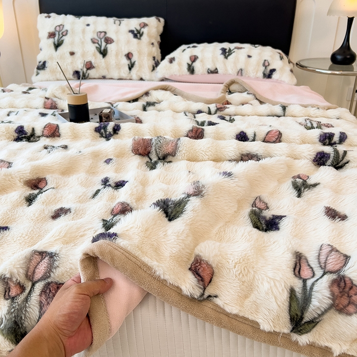 91家纺网 家纺一手货源 找家纺 摩妮卡 2025新款热款直播600克大泡泡兔毛复合毛毯牛奶绒 慕颜