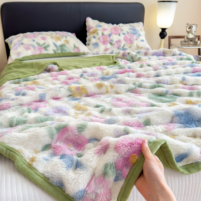 91家纺网 家纺一手货源 找家纺 摩妮卡 2025新款热款直播600克大泡泡兔毛复合毛毯牛奶绒 乱花迷境