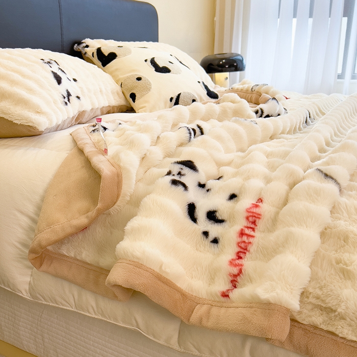 91家纺网 家纺一手货源 找家纺 摩妮卡 2025新款热款直播600克大泡泡兔毛复合毛毯牛奶绒 小奶狗