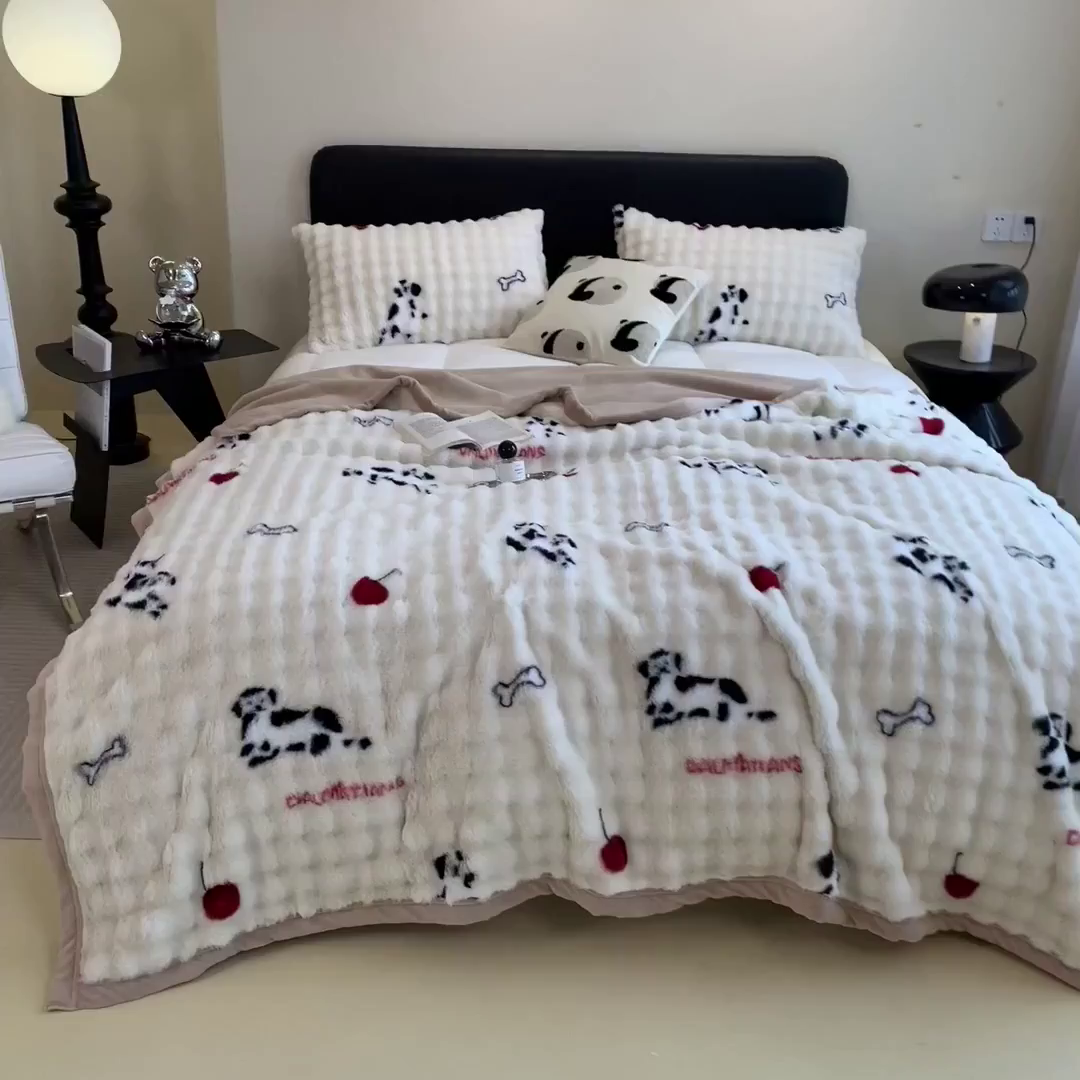 91家纺网 家纺一手货源 找家纺 摩妮卡 2025新款热款直播600克大泡泡兔毛复合毛毯牛奶绒 小奶狗