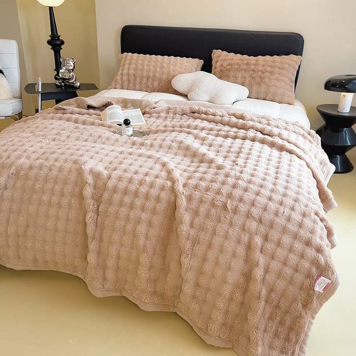 91家纺网 家纺一手货源 找家纺 摩妮卡 2025新款热款直播600克大泡泡兔毛复合毛毯牛奶绒 纯色奶咖