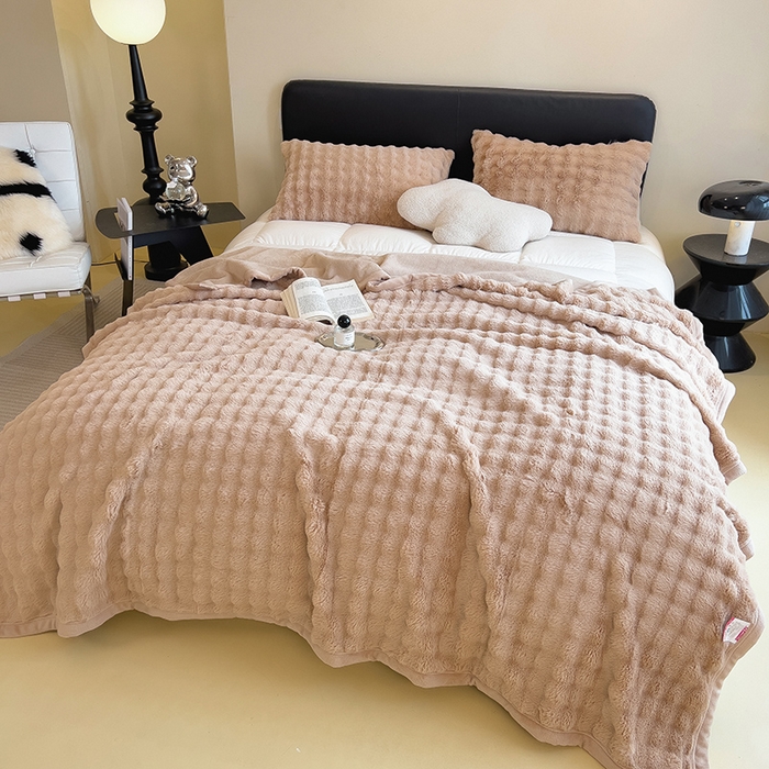 91家纺网 家纺一手货源 找家纺 摩妮卡 2025新款热款直播600克大泡泡兔毛复合毛毯牛奶绒 纯色奶咖