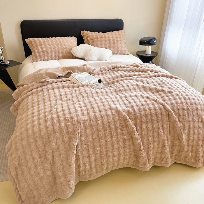 91家纺网 家纺一手货源 找家纺 摩妮卡 2025新款热款直播600克大泡泡兔毛复合毛毯牛奶绒 纯色奶咖