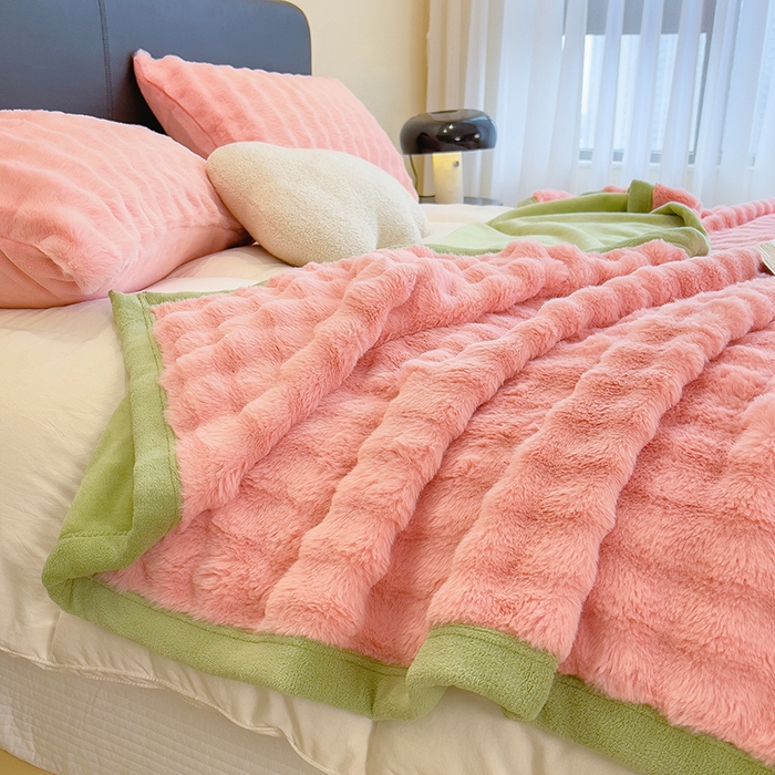 91家纺网 家纺一手货源 找家纺 摩妮卡 2025新款热款直播600克大泡泡兔毛复合毛毯牛奶绒 公主粉+奶绿