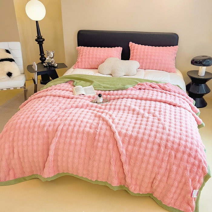 91家纺网 家纺一手货源 找家纺 摩妮卡 2025新款热款直播600克大泡泡兔毛复合毛毯牛奶绒 公主粉+奶绿