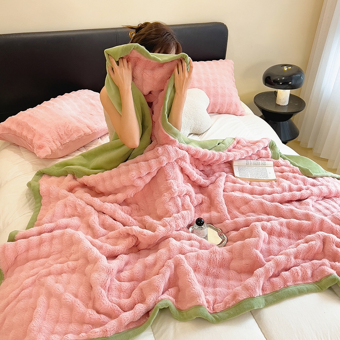 91家纺网 家纺一手货源 找家纺 摩妮卡 2025新款热款直播600克大泡泡兔毛复合毛毯牛奶绒 公主粉+奶绿