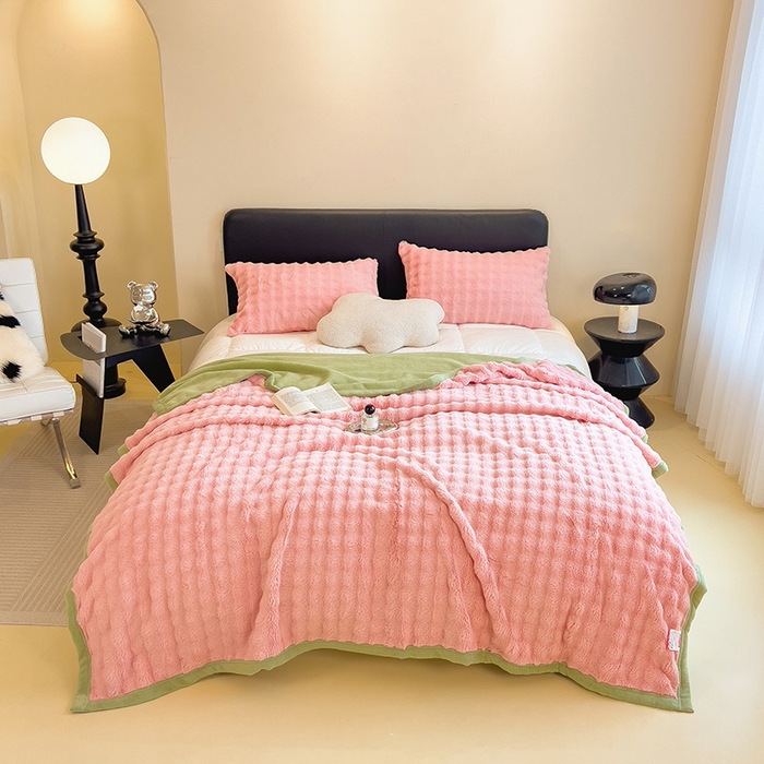 91家纺网 家纺一手货源 找家纺 摩妮卡 2025新款热款直播600克大泡泡兔毛复合毛毯牛奶绒 公主粉+奶绿