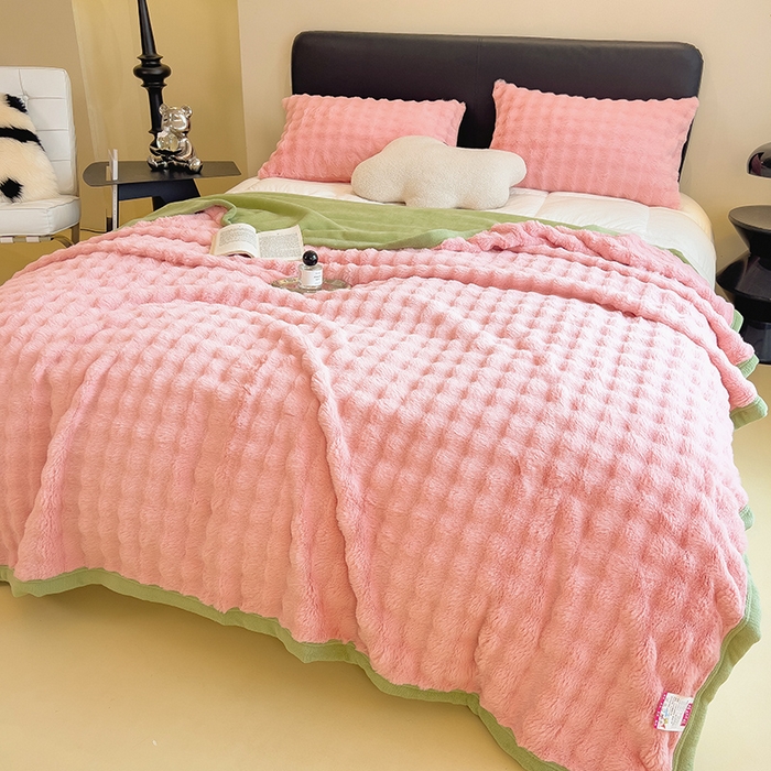 91家纺网 家纺一手货源 找家纺 摩妮卡 2025新款热款直播600克大泡泡兔毛复合毛毯牛奶绒 公主粉+奶绿