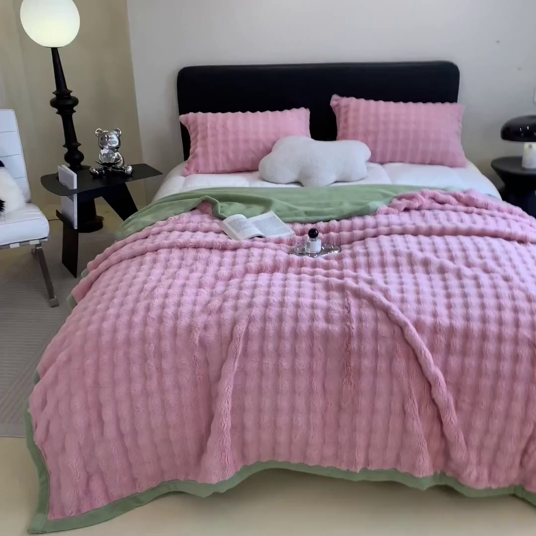 91家纺网 家纺一手货源 找家纺 摩妮卡 2025新款热款直播600克大泡泡兔毛复合毛毯牛奶绒 公主粉+奶绿