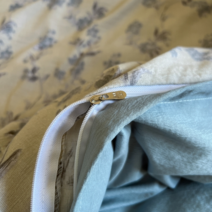 91家纺网 家纺一手货源 找家纺 繁花家居 2025秋冬磨毛复古亚麻棉麻提花超软四件套 灰影花吟