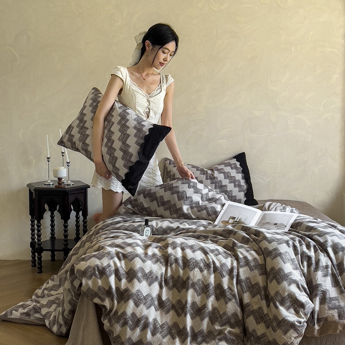 91家纺网 家纺一手货源 找家纺 繁花家居 2025秋冬磨毛复古亚麻棉麻提花超软四件套 摩登锯韵