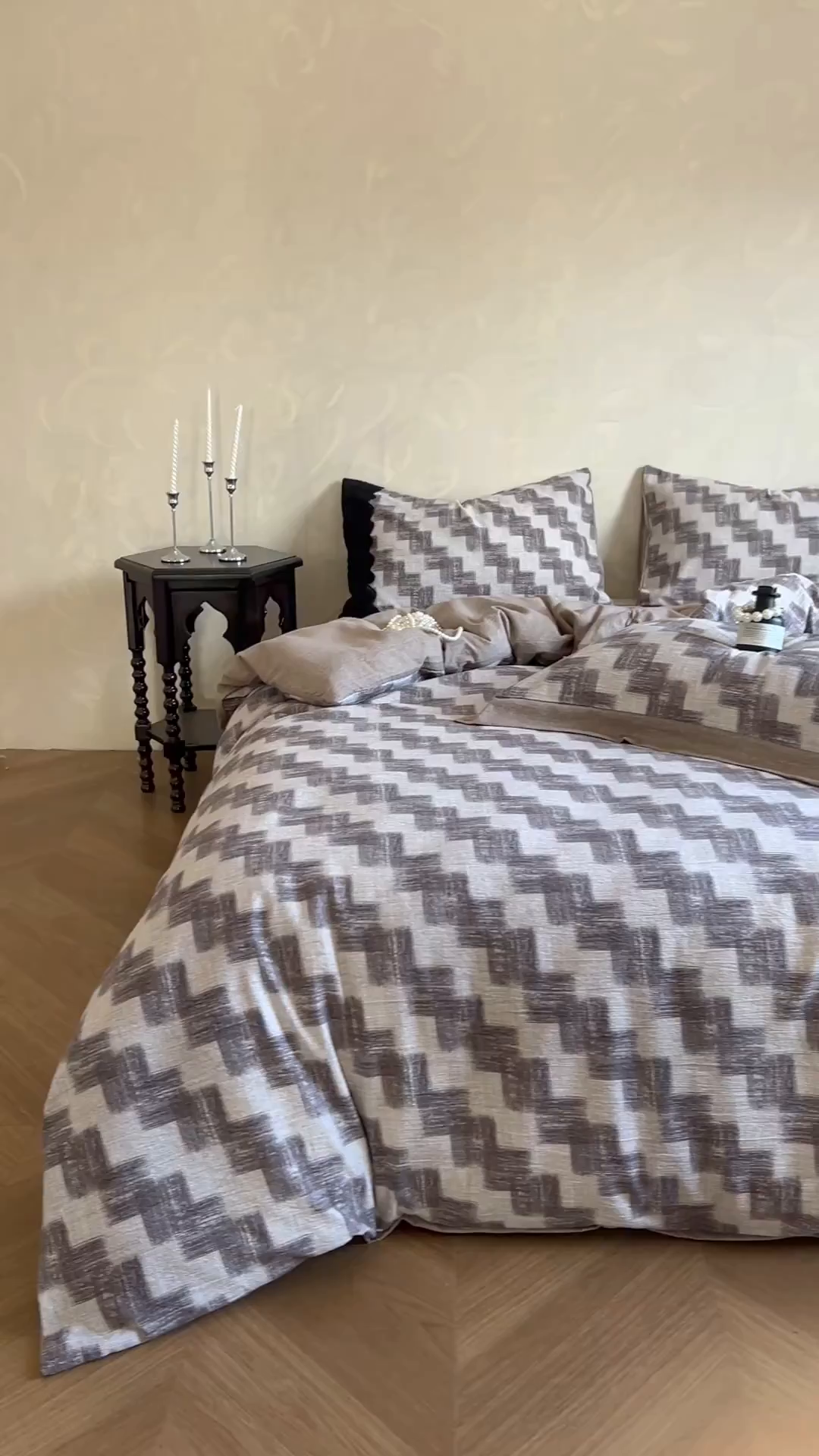 91家纺网 家纺一手货源 找家纺 繁花家居 2025秋冬磨毛复古亚麻棉麻提花超软四件套 摩登锯韵