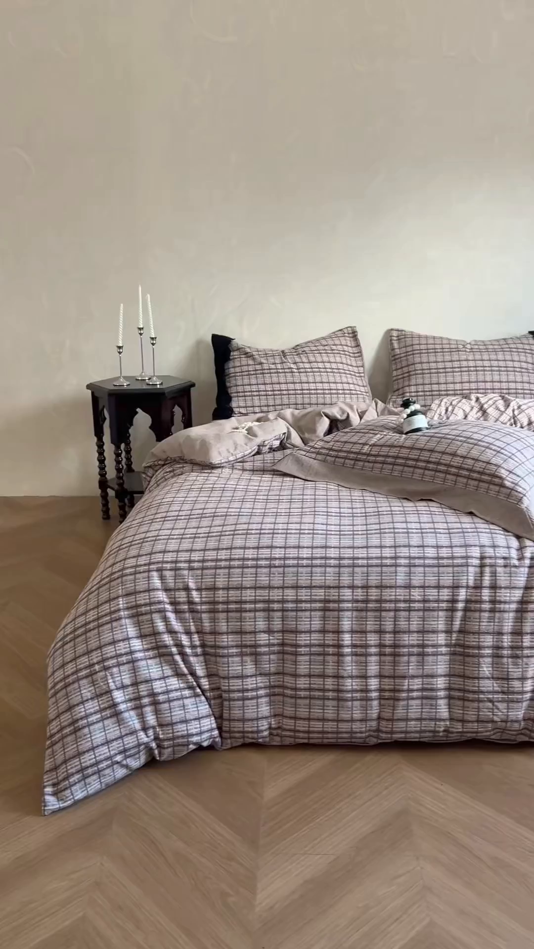 91家纺网 家纺一手货源 找家纺 繁花家居 2025秋冬磨毛复古亚麻棉麻提花超软四件套 暖棕格纹