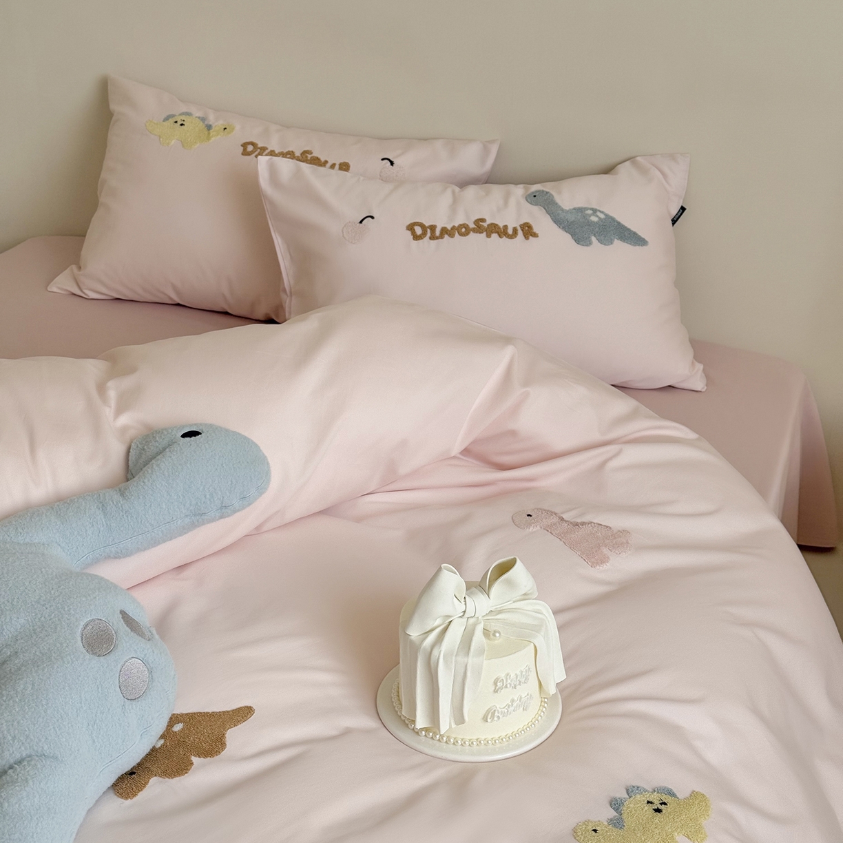 91家纺网 家纺一手货源 找家纺 （总）鹿班家居 2025新款秋冬款100S全棉磨毛毛巾绣系列四件套-小奶龙