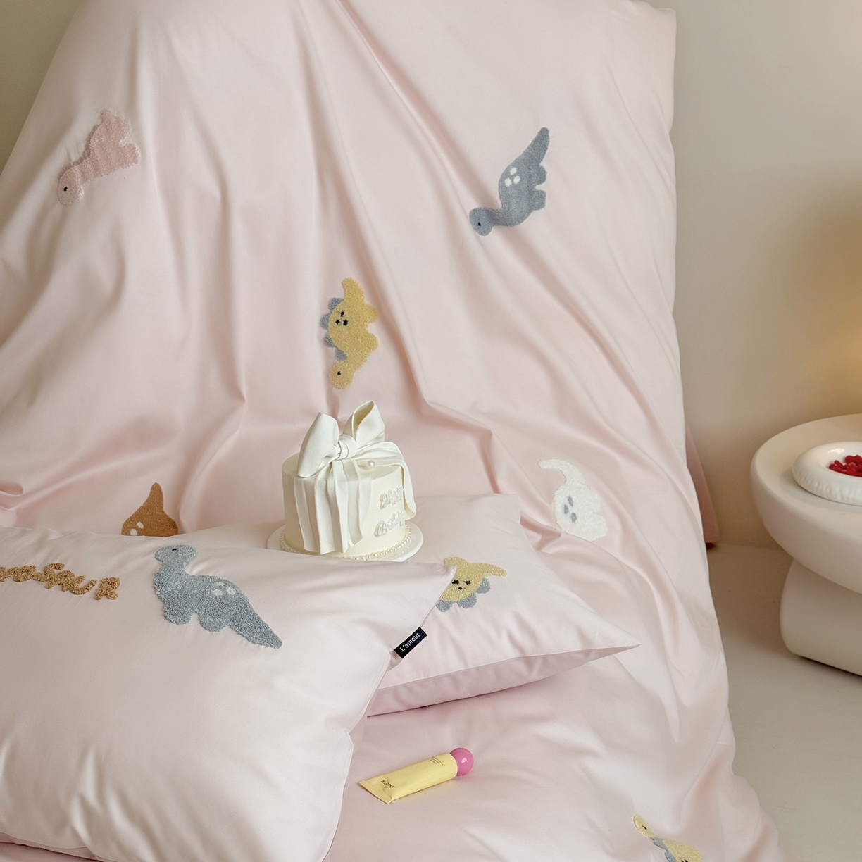 91家纺网 家纺一手货源 找家纺 （总）鹿班家居 2025新款秋冬款100S全棉磨毛毛巾绣系列四件套-小奶龙