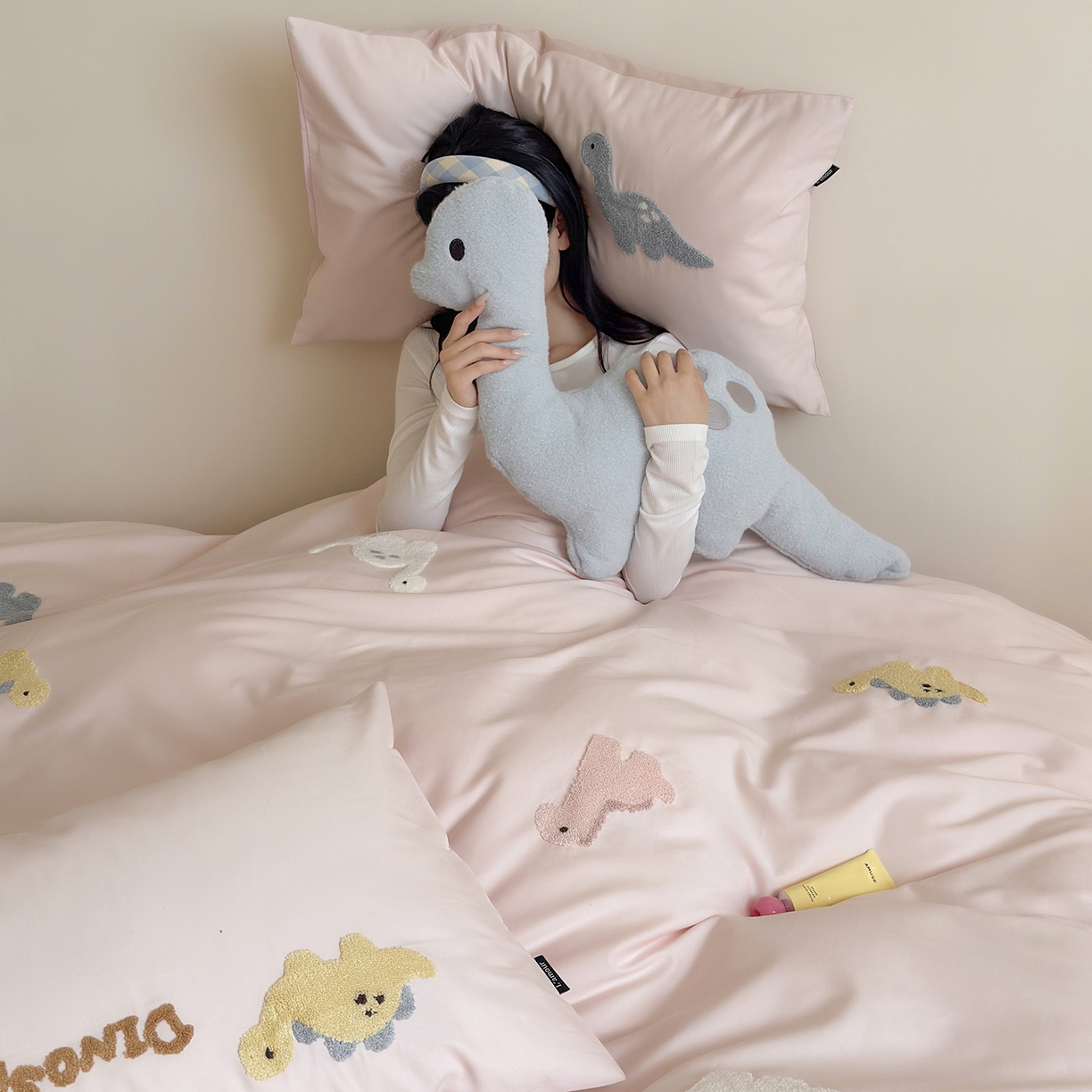 91家纺网 家纺一手货源 找家纺 （总）鹿班家居 2025新款秋冬款100S全棉磨毛毛巾绣系列四件套-小奶龙