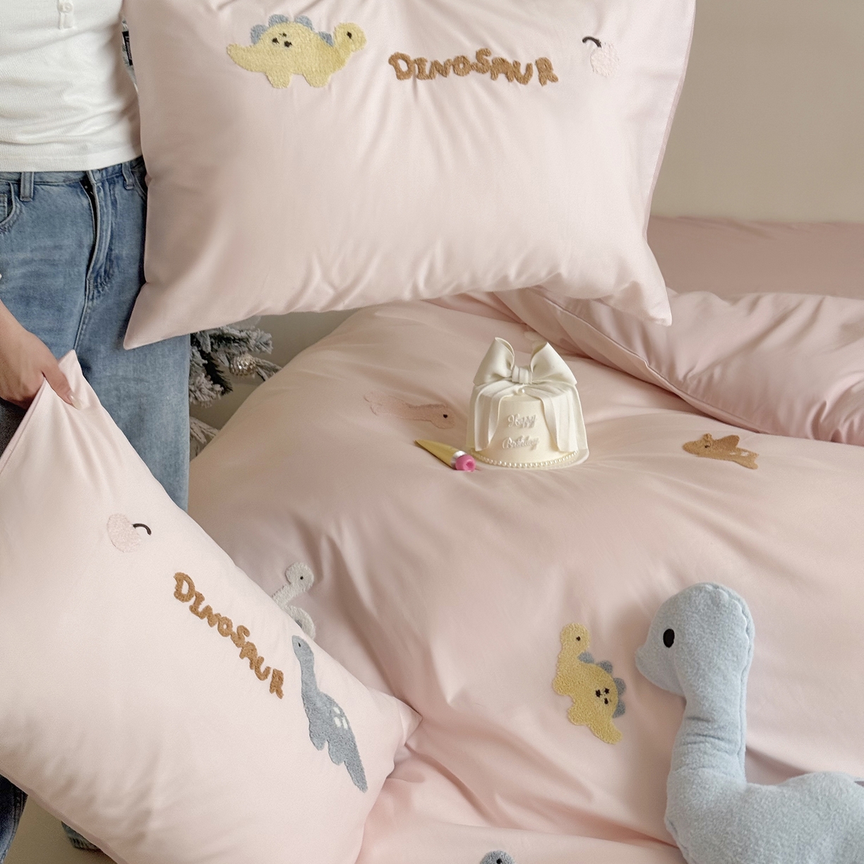 91家纺网 家纺一手货源 找家纺 （总）鹿班家居 2025新款秋冬款100S全棉磨毛毛巾绣系列四件套-小奶龙