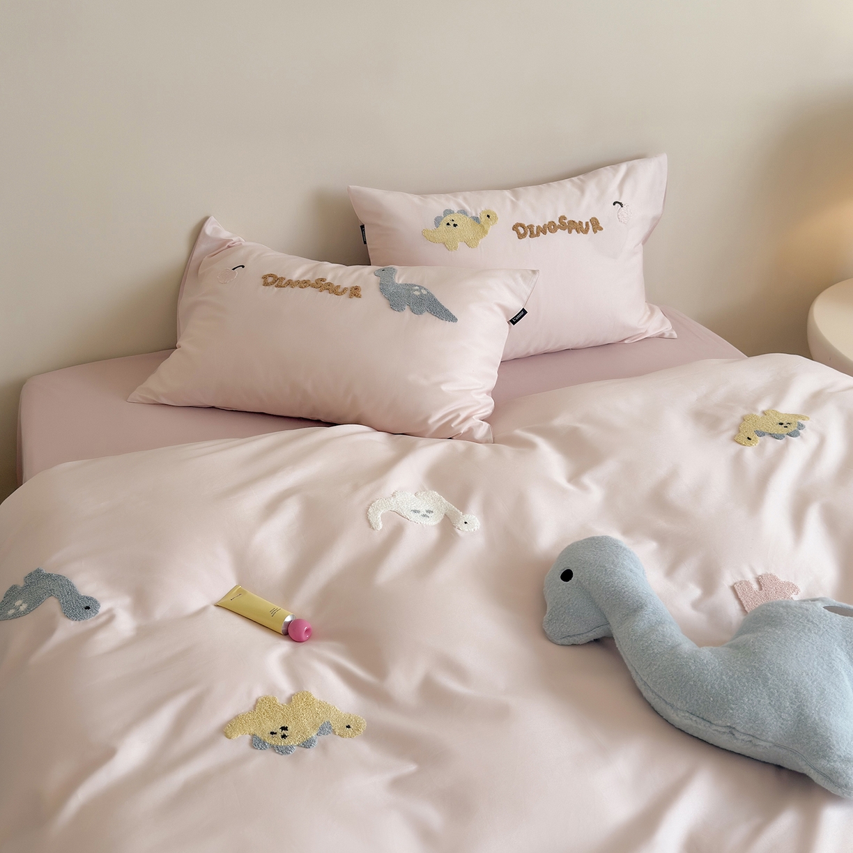 91家纺网 家纺一手货源 找家纺 （总）鹿班家居 2025新款秋冬款100S全棉磨毛毛巾绣系列四件套-小奶龙