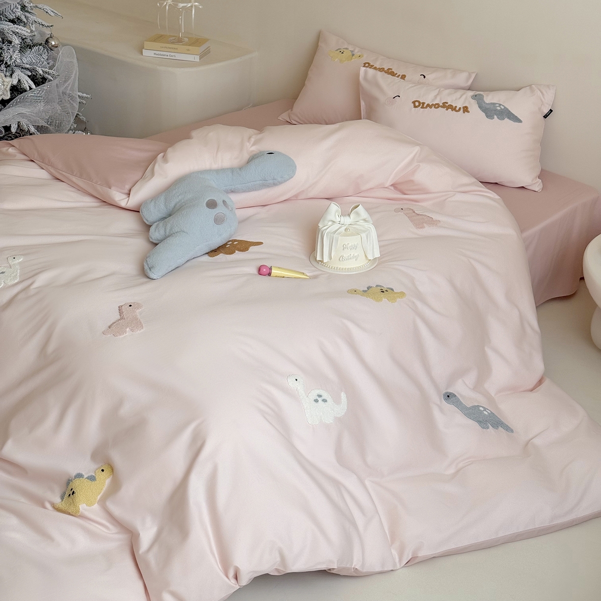 91家纺网 家纺一手货源 找家纺 （总）鹿班家居 2025新款秋冬款100S全棉磨毛毛巾绣系列四件套-小奶龙