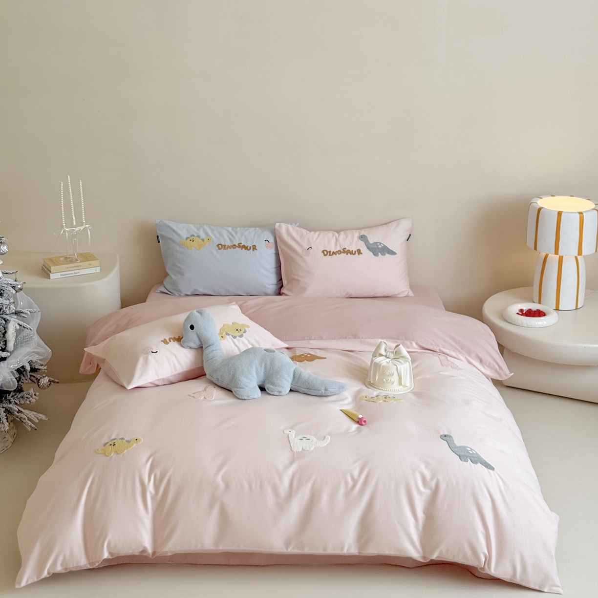 91家纺网 家纺一手货源 找家纺 鹿班家居 2025新款秋冬款100S全棉磨毛毛巾绣系列四件套-小奶龙 粉色