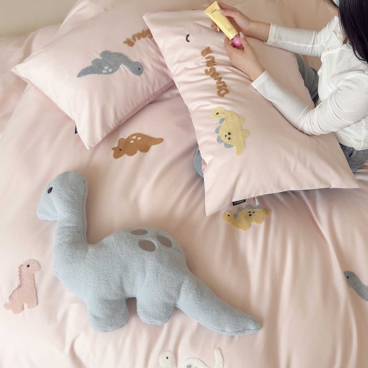 91家纺网 家纺一手货源 找家纺 鹿班家居 2025新款秋冬款100S全棉磨毛毛巾绣系列四件套-小奶龙 粉色