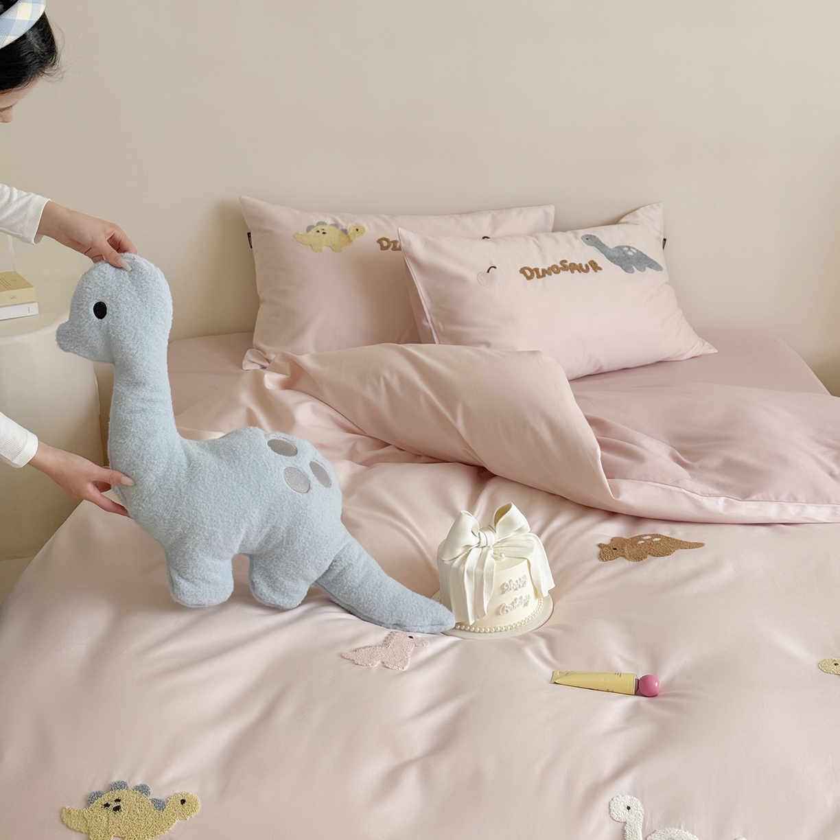 91家纺网 家纺一手货源 找家纺 鹿班家居 2025新款秋冬款100S全棉磨毛毛巾绣系列四件套-小奶龙 粉色